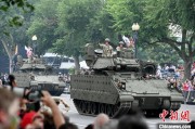 梦见杀鸡美国纪念陆军成立250周年阅兵仪式在华盛顿举行