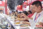 梦见杀鸡“嗦粉”经济火热 中国多地“食力”出圈